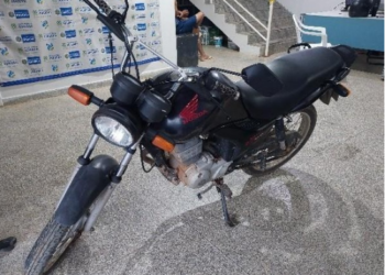 ARIQUEMES – POLÍCIA MILITAR RECUPERA MOTOCICLETA ROUBADA E CUMPRE MANDADO DE PRISÃO DE FORAGIDO DA JUSTIÇA