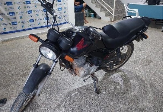 ARIQUEMES – POLÍCIA MILITAR RECUPERA MOTOCICLETA ROUBADA E CUMPRE MANDADO DE PRISÃO DE FORAGIDO DA JUSTIÇA