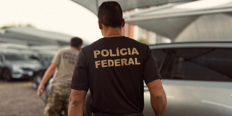 PF prende homem com 45kg de pasta base de cocaína e diversos celulares no Rio de Janeiro
