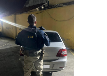 Em Nova Iguaçu, PRF recupera veículo furtado