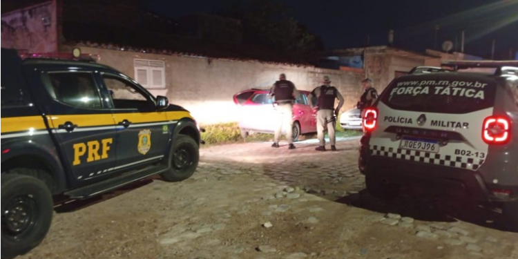 PRF e PM-RN recuperam veículo roubado na BR-304 em Mossoró