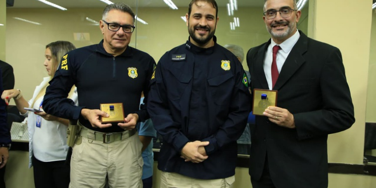 Policiais Rodoviários Federais são agraciados com a Comenda Maurílio Pinto