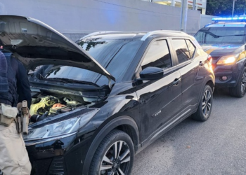 PRF recupera carro roubado e detém motorista em Vertentes