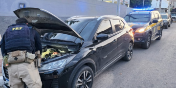 PRF recupera carro roubado e detém motorista em Vertentes