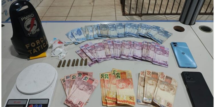 Polícia Miliar apreende menor por tráfico e prende suspeito com drogas e munições em área conhecida por uso de entorpecentes