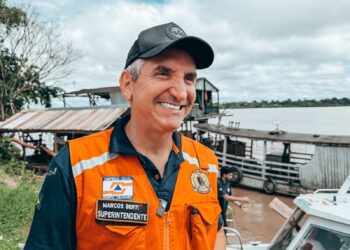 Missão humanitária da Defesa Civil leva água a comunidades isoladas