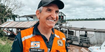 Missão humanitária da Defesa Civil leva água a comunidades isoladas