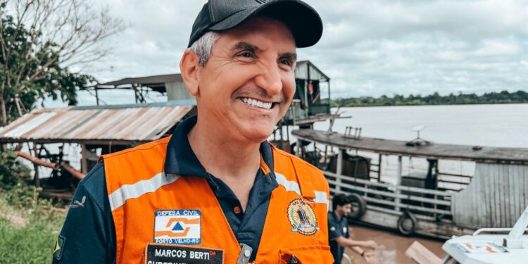 Missão humanitária da Defesa Civil leva água a comunidades isoladas