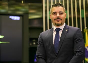 Thiago Flores antecipou crise e apresentou emendas para conter alta de 55% no QAV usado pelas aeronaves