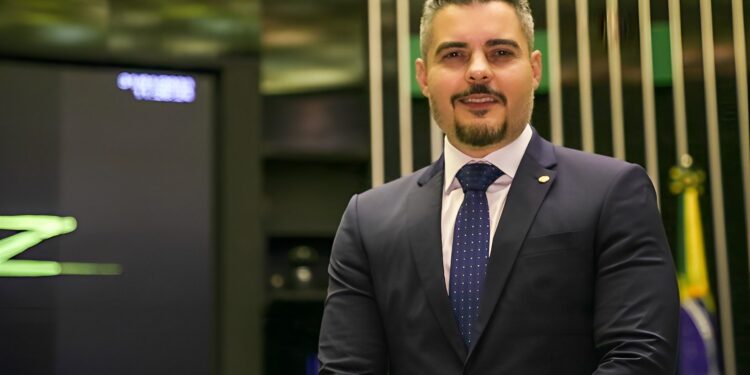 Thiago Flores antecipou crise e apresentou emendas para conter alta de 55% no QAV usado pelas aeronaves