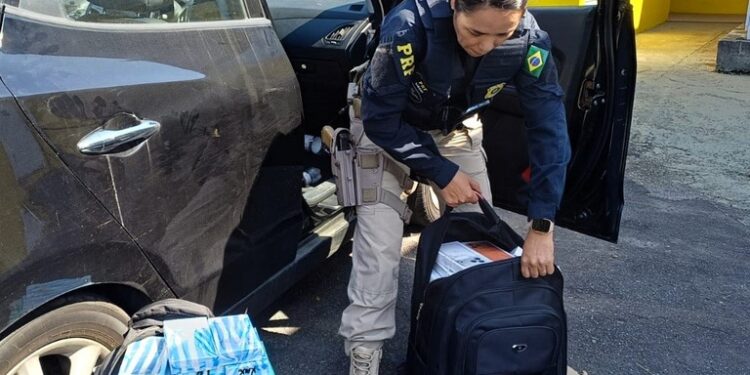 PRF apreende mais de R$ 2 milhões em celulares de luxo na BR-101 norte do estado