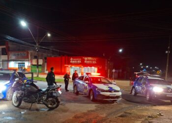 POLÍCIA MILITAR PRENDE MOTOCICLISTA POR DIREÇÃO PERIGOSA NO CENTRO DE ROLIM DE MOURA