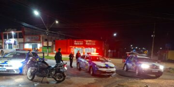 POLÍCIA MILITAR PRENDE MOTOCICLISTA POR DIREÇÃO PERIGOSA NO CENTRO DE ROLIM DE MOURA