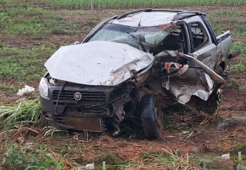 Colisão entre Strada e caminhão na BR-364 deixa um morto e uma mulher ferida