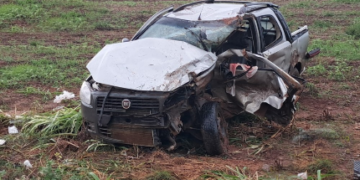Colisão entre Strada e caminhão na BR-364 deixa um morto e uma mulher ferida