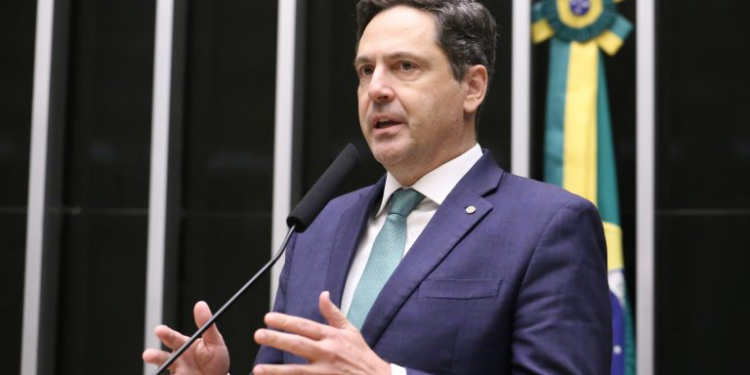 Comissão aprova projeto que classifica PCC e CV como grupos terroristas junto a 11 cartéis latinos