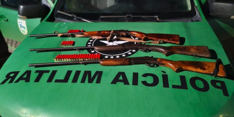 POLÍCIA MILITAR APREENDE TRÊS ESPINGARDAS E PRENDE SUSPEITOS DURANTE OPERAÇÃO EM SERINGUEIRAS