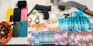 SUSPEITO TENTA FUGIR, MAS É PRESO PELA PM COM DROGAS, ARMA E DINHEIRO