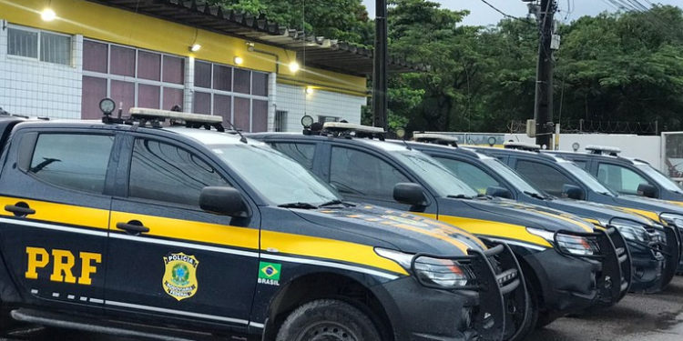 PRF detém três homens com carro roubado em Jaboatão dos Guararapes