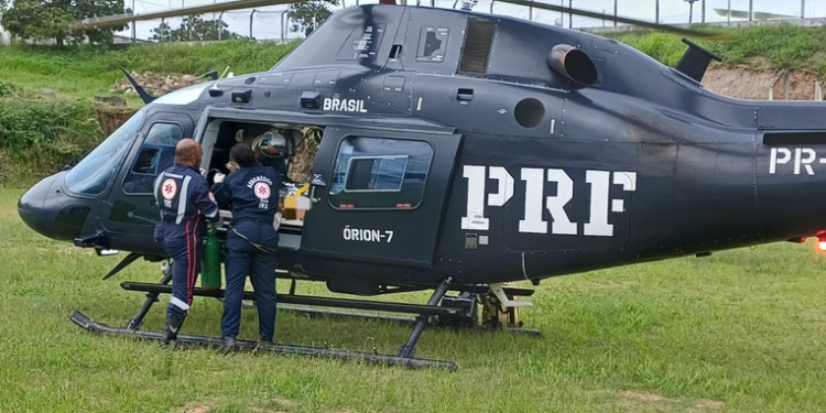Vítima de colisão frontal entre motos é resgatada de helicóptero em Bom Jardim