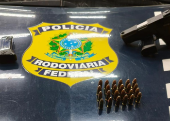 PRF apreende pistola e carga de confecção sem nota fiscal em Garanhuns