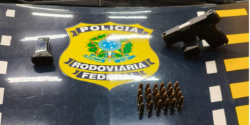PRF apreende pistola e carga de confecção sem nota fiscal em Garanhuns