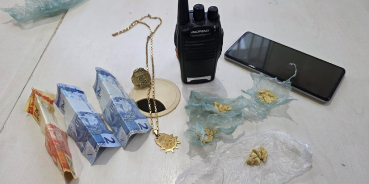JI-PARANÁ – MENOR ENVOLVIDO COM FACÇÃO CRIMINOSA É APREENDIDO COM DROGAS PELA PM NO BAIRRO PRIMAVERA