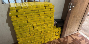 PF e PM apreendem mais de 340 kg de maconha e prendem dois homens em Foz do Iguaçu/PR