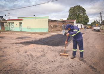 Equipes da Prefeitura realizam tapa buraco no bairro Tancredo Neves
