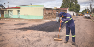 Equipes da Prefeitura realizam tapa buraco no bairro Tancredo Neves