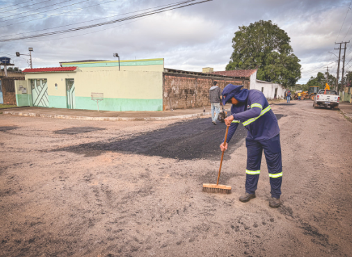 Equipes da Prefeitura realizam tapa buraco no bairro Tancredo Neves