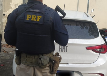 PRF recupera veículo roubado e prende motorista na Dutra