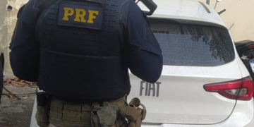 PRF recupera veículo roubado e prende motorista na Dutra