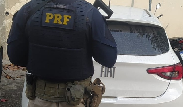 PRF recupera veículo roubado e prende motorista na Dutra