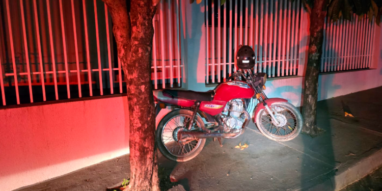JI-PARANÁ: MOTOCICLETA FURTADA É RECUPERADA PELA POLÍCIA MILITAR HORAS APÓS O CRIME