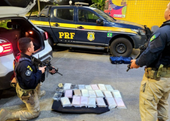 PRF apreende mais de 25 kg de cocaína escondidos em veículo e prende condutor em Itaitinga (CE)
