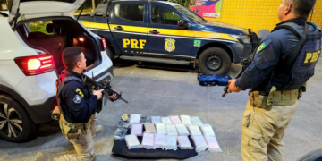 PRF apreende mais de 25 kg de cocaína escondidos em veículo e prende condutor em Itaitinga (CE)