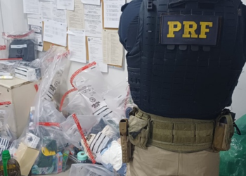 PRF apreende mercadorias estrangeiras e medicamentos irregulares na BR-116, em Barra Mansa (RJ)