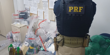 PRF apreende mercadorias estrangeiras e medicamentos irregulares na BR-116, em Barra Mansa (RJ)