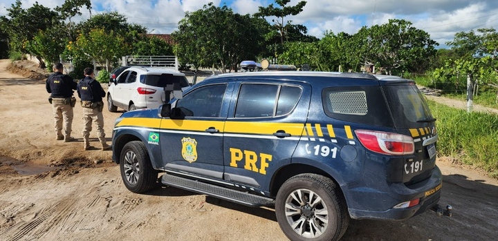 PRF recupera veículo furtado com sinais de adulteração na BR-424, em Caetés