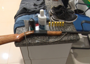 Suspeitos com ligação a facção criminosa são detidos com arma e munições em Cacoal