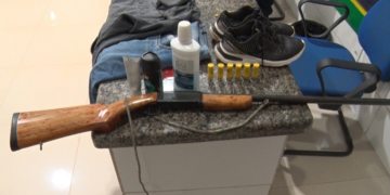 Suspeitos com ligação a facção criminosa são detidos com arma e munições em Cacoal
