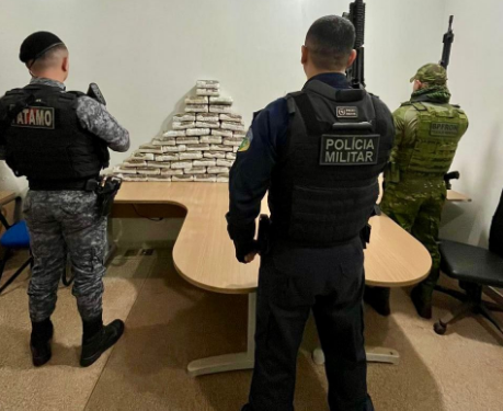 POLÍCIA MILITAR APREENDE MAIS DE 65 QUILOS DE MACONHA E PRENDE DUAS PESSOAS