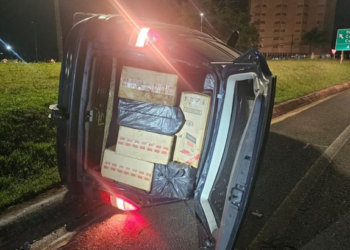PF e PM/PR fazem apreensão de veículo com cigarros contrabandeados