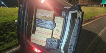 PF e PM/PR fazem apreensão de veículo com cigarros contrabandeados