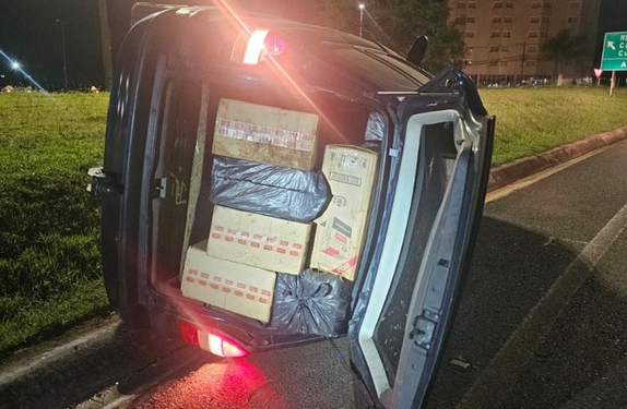 PF e PM/PR fazem apreensão de veículo com cigarros contrabandeados
