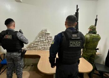 POLÍCIA MILITAR APREENDE MAIS DE 65 QUILOS DE MACONHA E PRENDE DUAS PESSOAS 