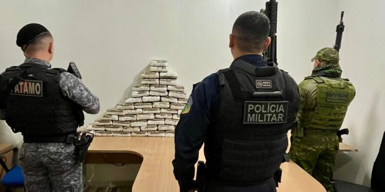 POLÍCIA MILITAR APREENDE MAIS DE 65 QUILOS DE MACONHA E PRENDE DUAS PESSOAS 