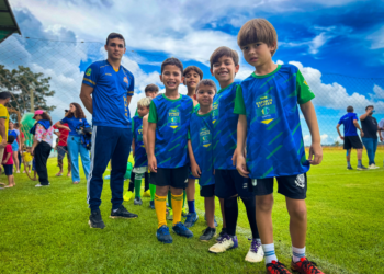 Prefeitura de Porto Velho entrega kits esportivos a mais de 500 crianças em Extrema