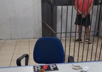 CONHECIDO COMO “PORTUGA DO CV” É PRESO COM DROGAS E RESISTE A PRISÃO